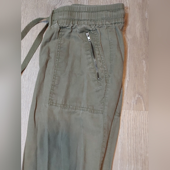 ❌️SOLD❌️Olive green pants - lightweight cargo lounge wear pockets - Picture 2 of 2